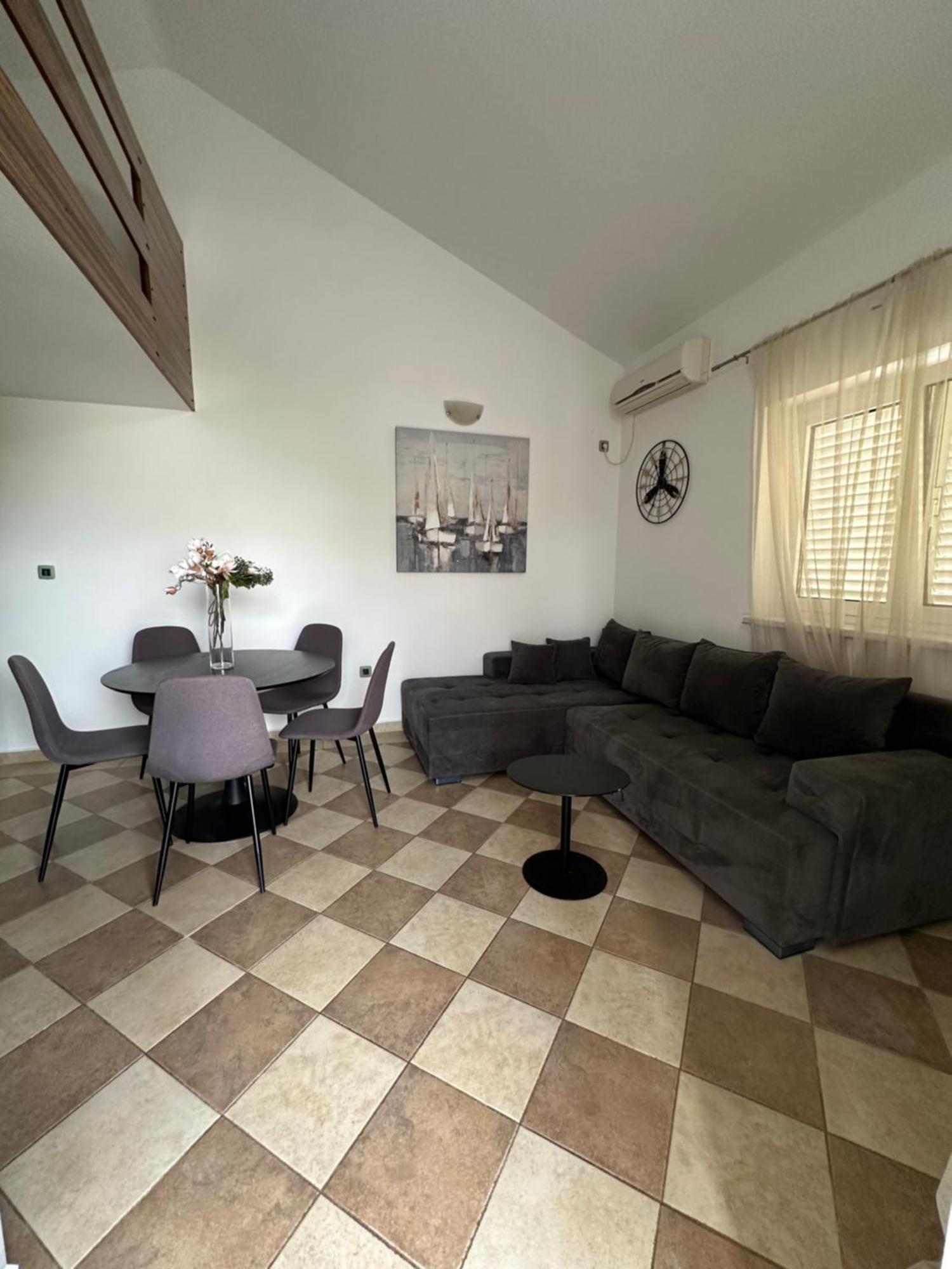Andela Apartment Petrcane